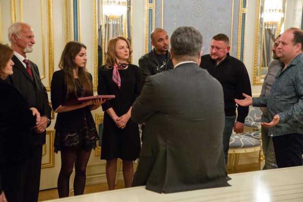 Порошенко вручил орден "За заслуги" I степени семье погибшего Кузьмы Скрябина 