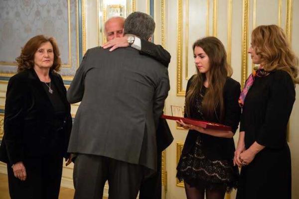 Порошенко вручил орден "За заслуги" I степени семье погибшего Кузьмы Скрябина 