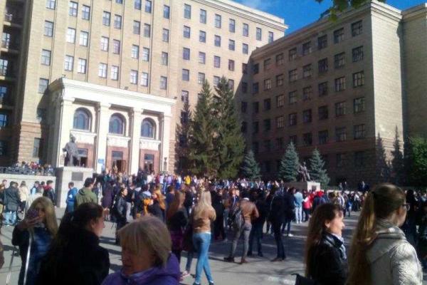 В Харькове студентов ХНУ срочно эвакуировали из-за угрозы взрыва В Харькове студентов ХНУ срочно эвакуировали из-за угрозы взрыва
