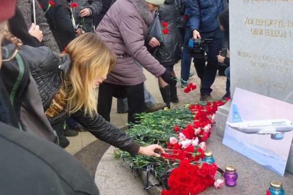 В Донецке состоялась панихида по погибшим в результате авиакатастрофы в Египте В Донецке состоялась панихида по погибшим в результате авиакатастрофы в Египте
