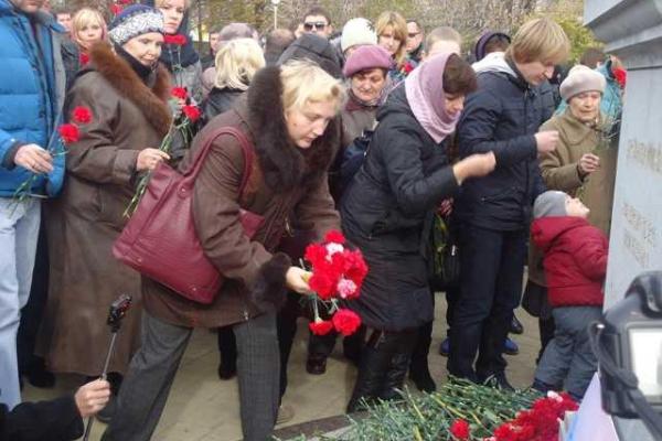 В Донецке состоялась панихида по погибшим в результате авиакатастрофы в Египте В Донецке состоялась панихида по погибшим в результате авиакатастрофы в Египте