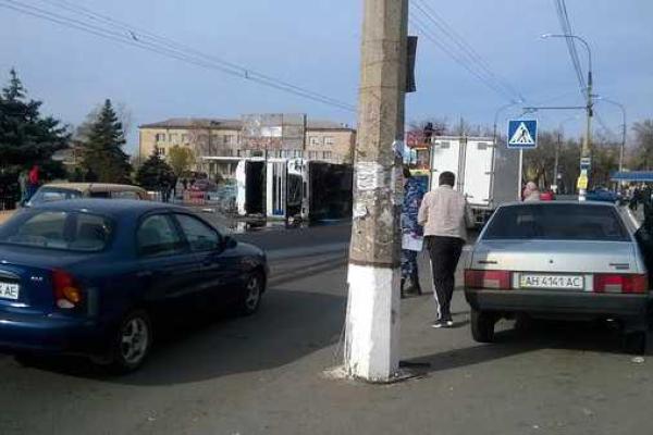 В Краснодоне фура сбила железобетонную опору: движение троллейбусов остановлено В Краснодоне фура сбила железобетонную опору: движение троллейбусов остановлено
