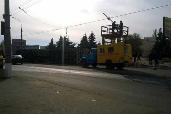 В Краснодоне фура сбила железобетонную опору: движение троллейбусов остановлено В Краснодоне фура сбила железобетонную опору: движение троллейбусов остановлено