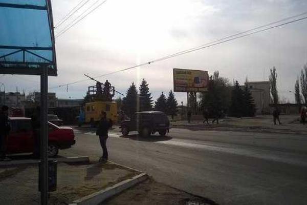 В Краснодоне фура сбила железобетонную опору: движение троллейбусов остановлено В Краснодоне фура сбила железобетонную опору: движение троллейбусов остановлено