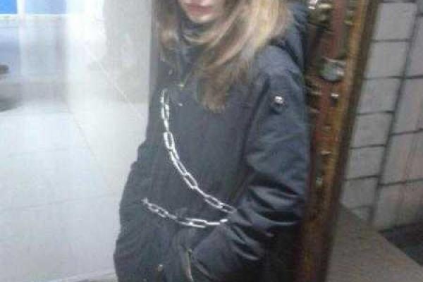 В Киеве активисты приковали себя цепями в отделении полиции, требуя встречи с Азаровым В Киеве активисты приковали себя цепями в отделении полиции, требуя встречи с Азаровым