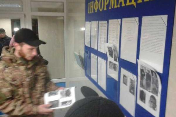 В Киеве активисты приковали себя цепями в отделении полиции, требуя встречи с Азаровым В Киеве активисты приковали себя цепями в отделении полиции, требуя встречи с Азаровым