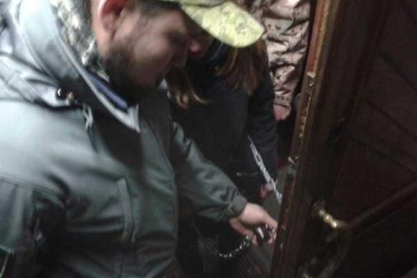 В Киеве активисты приковали себя цепями в отделении полиции, требуя встречи с Азаровым В Киеве активисты приковали себя цепями в отделении полиции, требуя встречи с Азаровым