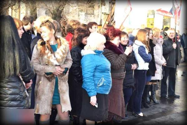 Макеевские шахтеры провели торжественный митинг, в связи с выполнением годового плана Макеевские шахтеры провели торжественный митинг, в связи с выполнением годового плана