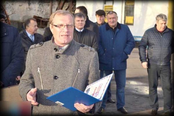 Макеевские шахтеры провели торжественный митинг, в связи с выполнением годового плана Макеевские шахтеры провели торжественный митинг, в связи с выполнением годового плана