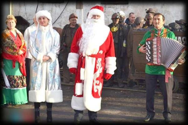 Макеевские шахтеры провели торжественный митинг, в связи с выполнением годового плана Макеевские шахтеры провели торжественный митинг, в связи с выполнением годового плана