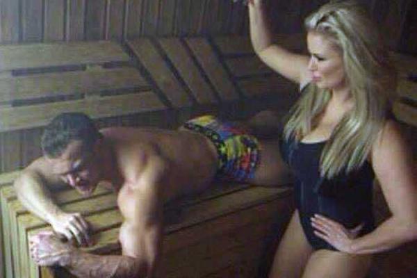 Певица Анна Семенович для съемок клипа разделась в бане с бодибилдером 