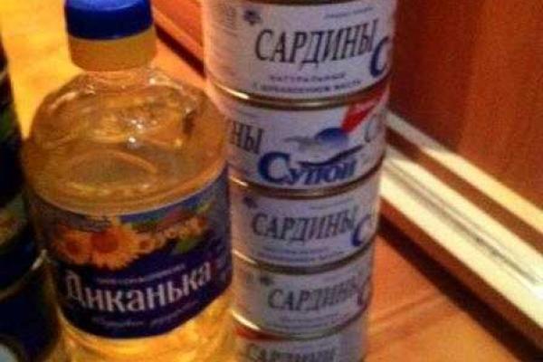 Жительница Донецка рассказала, как людей подкупают едой за вступление в "партию" Захарченко Жительница Донецка рассказала, как людей подкупают едой за вступление в "партию" Захарченко