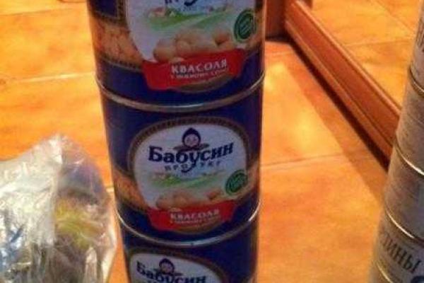 Жительница Донецка рассказала, как людей подкупают едой за вступление в "партию" Захарченко Жительница Донецка рассказала, как людей подкупают едой за вступление в "партию" Захарченко