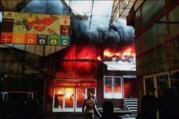 Во время пожара в Харькове на рынке "Барабашово" вьетнамцы дрались со спасателями, а мародеры крали вещи Во время пожара в Харькове на рынке "Барабашово" вьетнамцы дрались со спасателями, а мародеры крали вещи