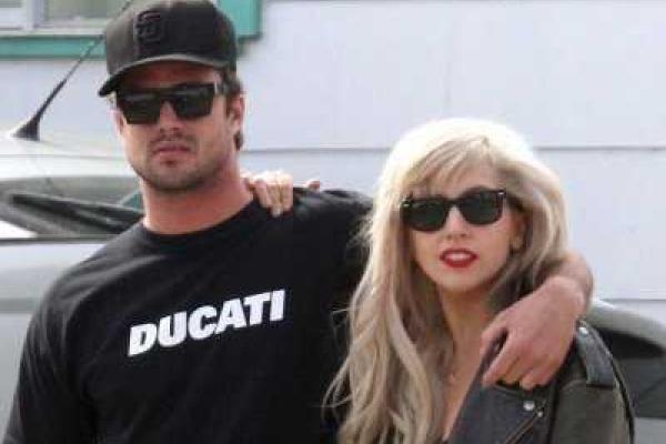 Эпатажная Леди Гага пригласила в любовное ложе вторую девушку 