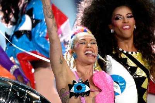 Эпатажная певица Майли Сайрус обнажилась для журнала V Magazine