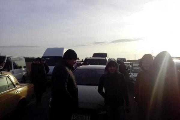 Возмущенные дончане сообщают о ситуации на КПП: огромные очереди, быстро проезжают только "льготники"