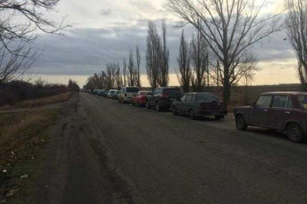 Возмущенные дончане сообщают о ситуации на КПП: огромные очереди, быстро проезжают только "льготники"