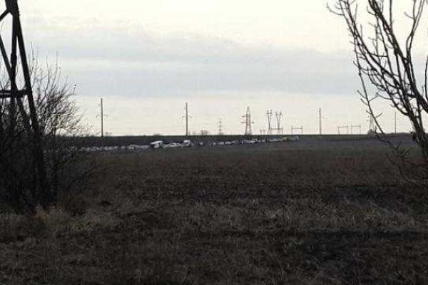 Возмущенные дончане сообщают о ситуации на КПП: огромные очереди, быстро проезжают только "льготники"