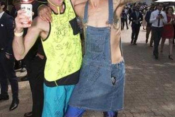 Самые богатые и знаменитые люди Австралии "оторвались" на финале Мельбурнского Кубка по верховой езде Самые богатые и знаменитые люди Австралии "оторвались" на финале Мельбурнского Кубка по верховой езде