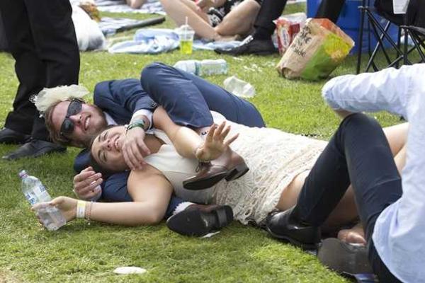 Самые богатые и знаменитые люди Австралии "оторвались" на финале Мельбурнского Кубка по верховой езде Самые богатые и знаменитые люди Австралии "оторвались" на финале Мельбурнского Кубка по верховой езде