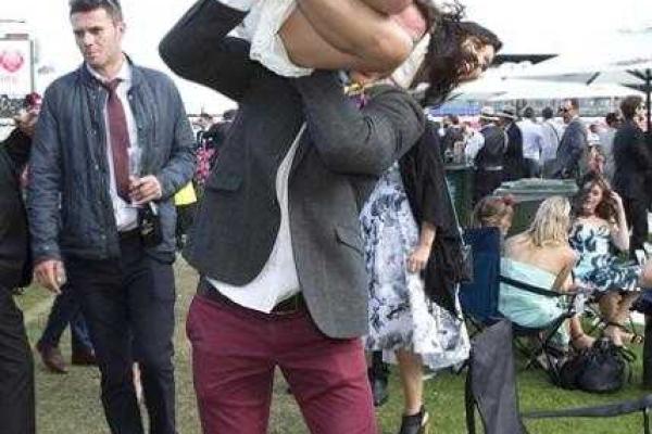 Самые богатые и знаменитые люди Австралии "оторвались" на финале Мельбурнского Кубка по верховой езде Самые богатые и знаменитые люди Австралии "оторвались" на финале Мельбурнского Кубка по верховой езде