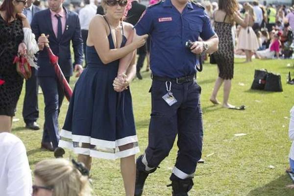 Самые богатые и знаменитые люди Австралии "оторвались" на финале Мельбурнского Кубка по верховой езде Самые богатые и знаменитые люди Австралии "оторвались" на финале Мельбурнского Кубка по верховой езде