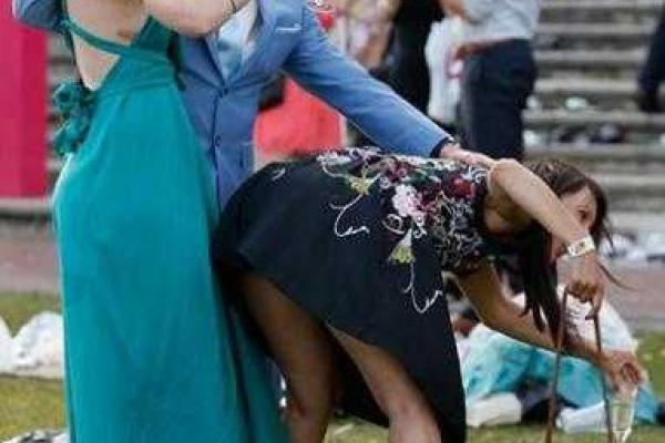 Самые богатые и знаменитые люди Австралии "оторвались" на финале Мельбурнского Кубка по верховой езде Самые богатые и знаменитые люди Австралии "оторвались" на финале Мельбурнского Кубка по верховой езде