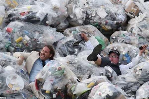 Самые богатые и знаменитые люди Австралии "оторвались" на финале Мельбурнского Кубка по верховой езде Самые богатые и знаменитые люди Австралии "оторвались" на финале Мельбурнского Кубка по верховой езде