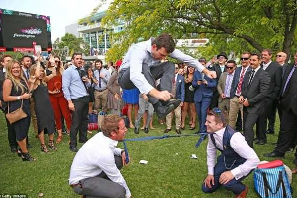 Самые богатые и знаменитые люди Австралии "оторвались" на финале Мельбурнского Кубка по верховой езде Самые богатые и знаменитые люди Австралии "оторвались" на финале Мельбурнского Кубка по верховой езде