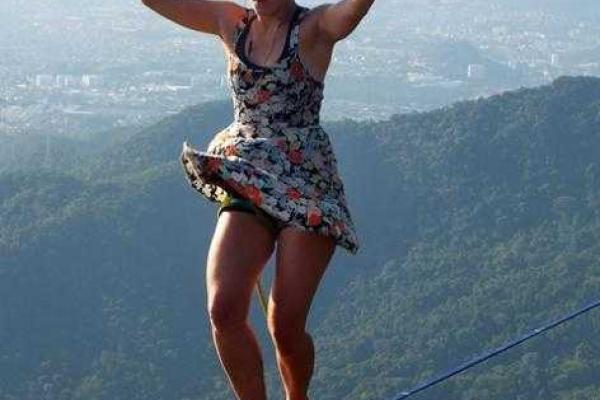 Американка-экстремалка пробежалась на каблуках по канату над пропастью 