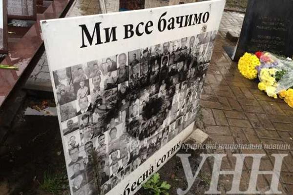 В Киеве на улице Институтской установлен мемориал Героям Небесной Сотни