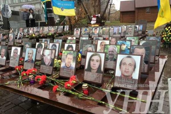 В Киеве на улице Институтской установлен мемориал Героям Небесной Сотни