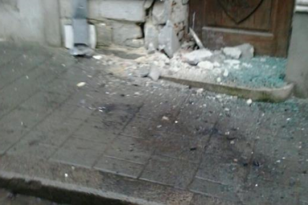В центре Львова туристический автобус "убежал" от водителя и въехал в жилой дом В центре Львова туристический автобус "убежал" от водителя и въехал в жилой дом