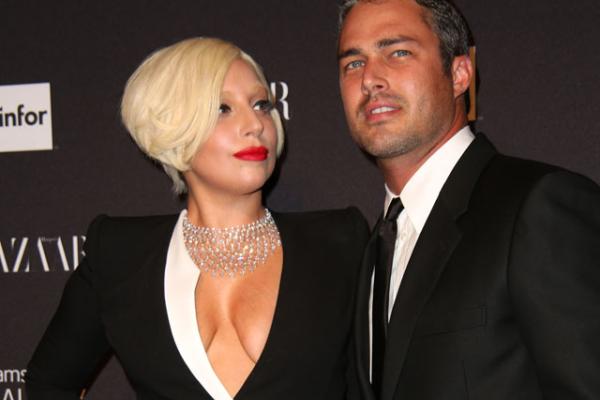 Эпатажная Леди Гага пригласила в любовное ложе вторую девушку 