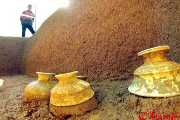 В Китае археологи обнаружили комплекс древних гробниц В Китае археологи обнаружили комплекс древних гробниц