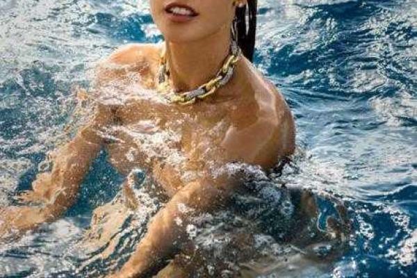 Модель Алессандра Амбросио снялась для мужского журнала Maxim Модель Алессандра Амбросио снялась для мужского журнала Maxim