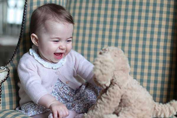 Кейт Миддлтон показала общественности новые фото подросшей дочери Кейт Миддлтон показала общественности новые фото подросшей дочери