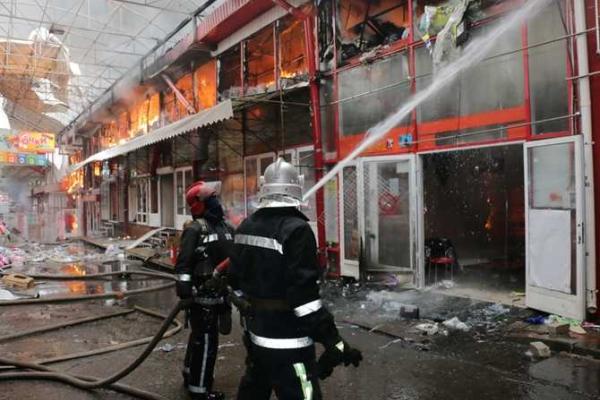 Во время пожара в Харькове на рынке "Барабашово" вьетнамцы дрались со спасателями, а мародеры крали вещи Во время пожара в Харькове на рынке "Барабашово" вьетнамцы дрались со спасателями, а мародеры крали вещи