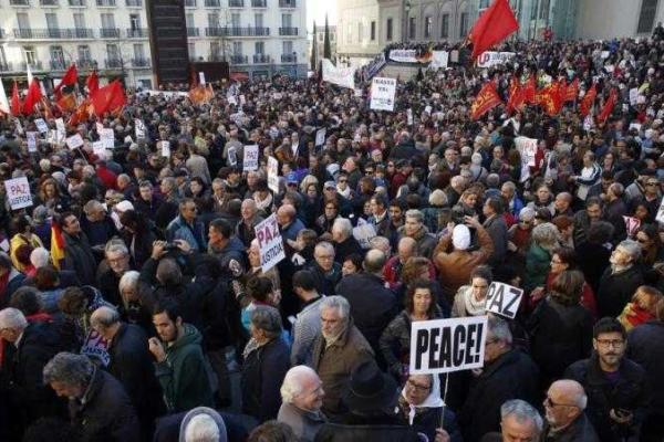 Европой прокатились акции протеста: народ призывает правительства стран прекратить бомбить Сирию Европой прокатились акции протеста: народ призывает правительства стран прекратить бомбить Сирию