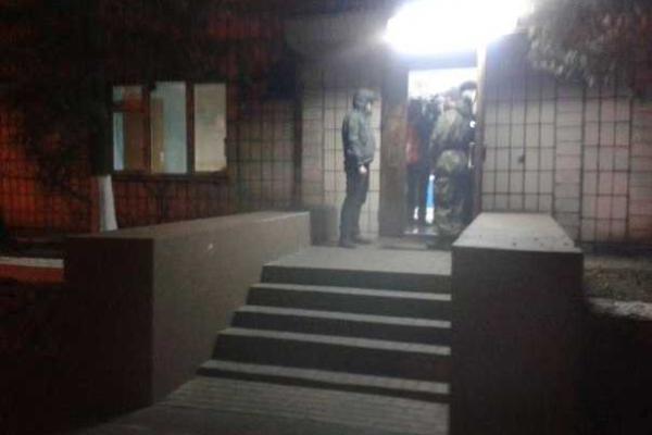 В Киеве активисты приковали себя цепями в отделении полиции, требуя встречи с Азаровым В Киеве активисты приковали себя цепями в отделении полиции, требуя встречи с Азаровым