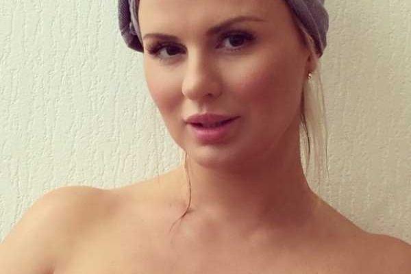 Певица Анна Семенович для съемок клипа разделась в бане с бодибилдером 