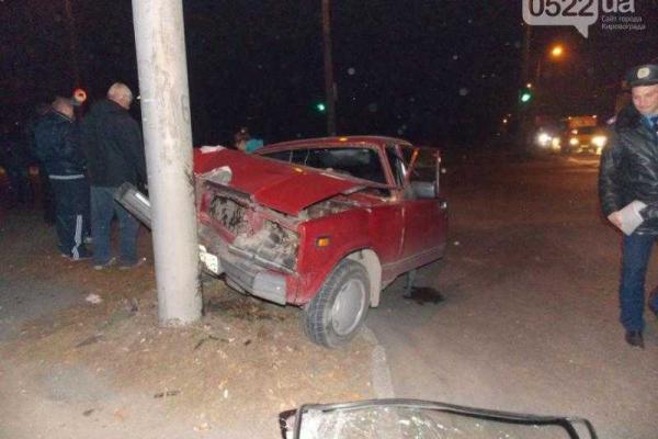 В Кировограде маршрутный микроавтобус и легковой автомобиль не поделили дорогу В Кировограде маршрутный микроавтобус и легковой автомобиль не поделили дорогу