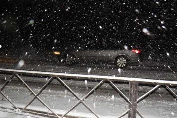 На Донбасс пришла зима: снегом завалило Волноваху