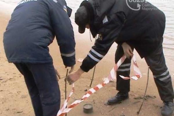 Штормовая волна прибила к мариупольскому пляжу боевую мину Штормовая волна прибила к мариупольскому пляжу боевую мину