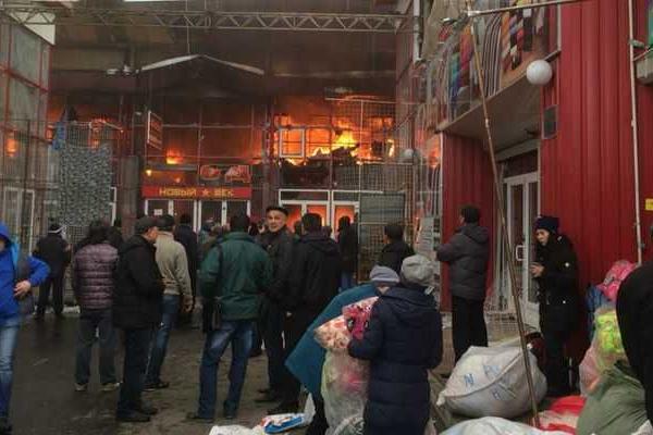 Во время пожара в Харькове на рынке "Барабашово" вьетнамцы дрались со спасателями, а мародеры крали вещи Во время пожара в Харькове на рынке "Барабашово" вьетнамцы дрались со спасателями, а мародеры крали вещи