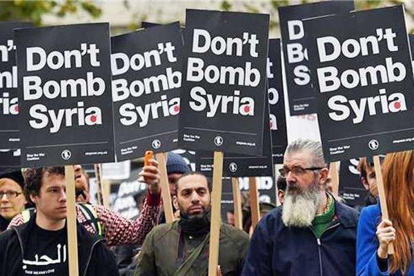 Европой прокатились акции протеста: народ призывает правительства стран прекратить бомбить Сирию Европой прокатились акции протеста: народ призывает правительства стран прекратить бомбить Сирию