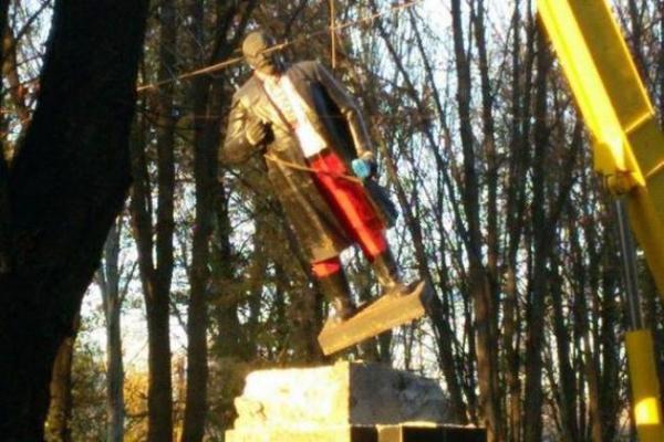 В Волновахе попрощались с памятником Ленину В Волновахе попрощались с памятником Ленину