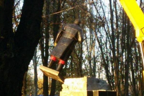 В Волновахе попрощались с памятником Ленину В Волновахе попрощались с памятником Ленину