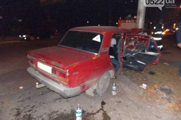 В Кировограде маршрутный микроавтобус и легковой автомобиль не поделили дорогу В Кировограде маршрутный микроавтобус и легковой автомобиль не поделили дорогу
